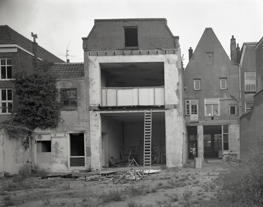 817389 Gezicht op de deels gesloopte achtergevel van het pand Oudegracht 307 te Utrecht.